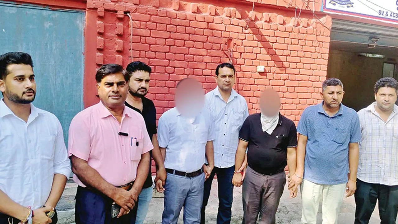 GST Notice: जीएसटी नोटिस को निपटाने के लिए मांगे पांच लाख , ईटीओ और सीए 3 लाख लेते गिरफ्तार