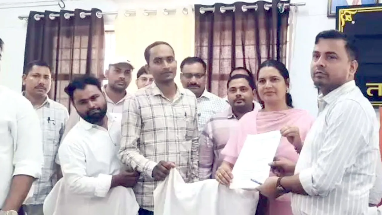 विभिन्न लंबित मांगों को लेकर लेखपालों का प्रदर्शन, एसडीएम को सौंपा ज्ञापन-पत्र