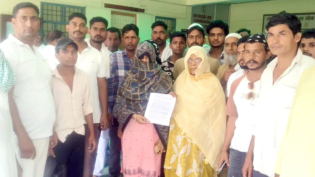 संकरी गली में मोबाइल टावर लगाए जाने का आरोप, सम्पूर्ण समाधान दिवस में की शिकायत