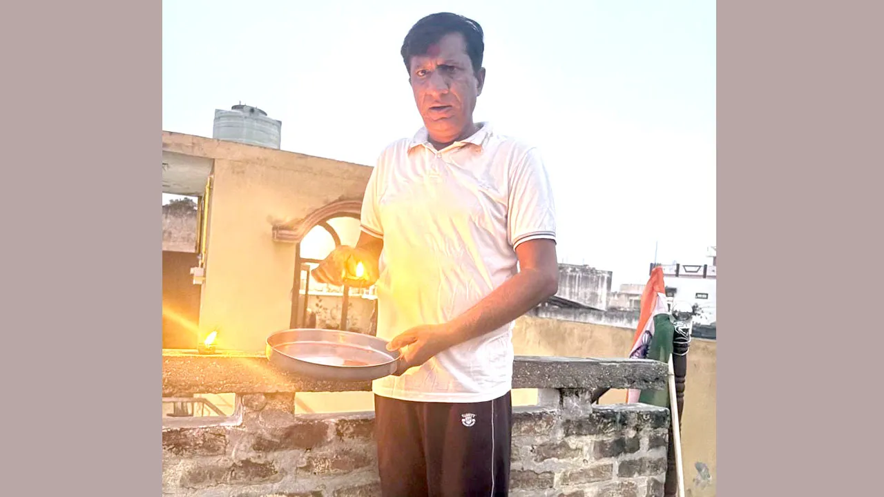 Ashirwad Ka Diya: भाजपा मण्डलाध्यक्ष ने अपने घर पर जलाया आशीर्वाद का दीया