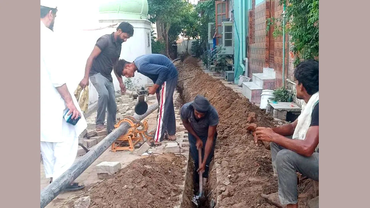 गुलशन नगर की बदहाली दूर करने की दिशा में कदम, टूटी सड़कों और पेयजल पाइपलाइन का काम शुरू
