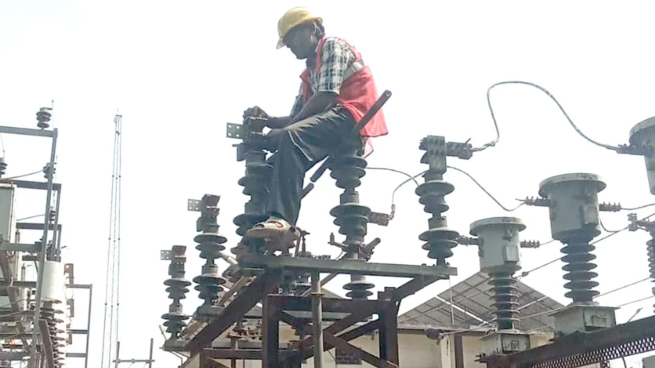 Kairana Electricity News: देवी मंदिर विद्युत लाइन पर लगाए गए सात अतिरिक्त पोल, साढ़े छह घंटे प्रभावित रही आपूर्ति