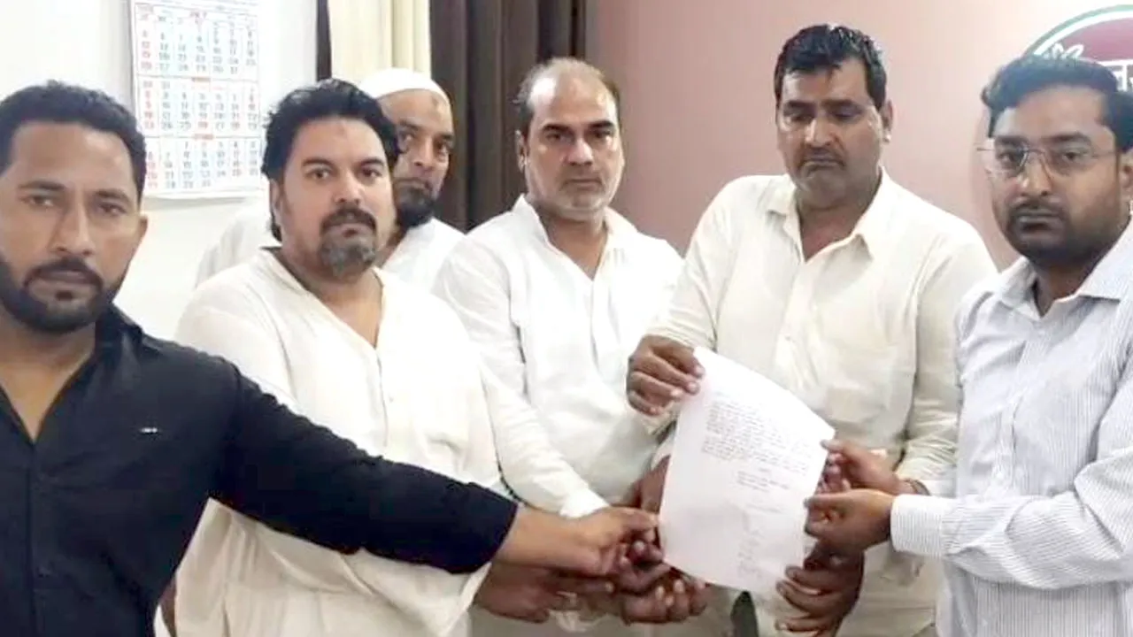 पालिका की दुकानों की बोली निष्पक्ष कराने की मांग, तहसीलदार को सौंपा पत्र