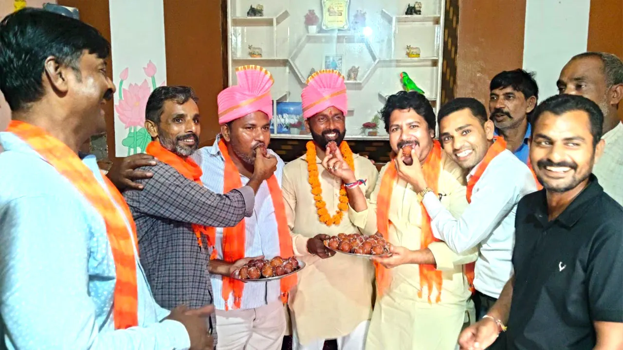 संविदा सफाई कर्मचारी यूनियन के नवनिर्वाचित पदाधिकारियों को दी बधाई
