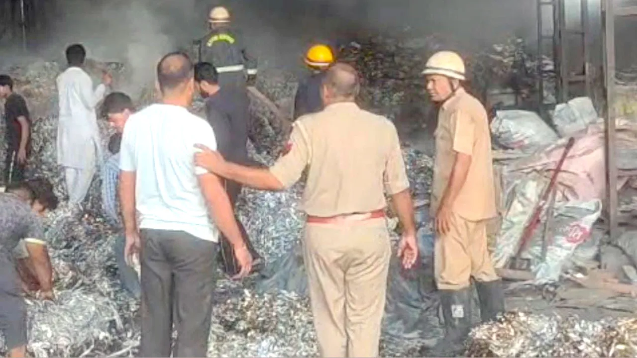 Fire: एल्युमिनियम सिल्ली बनाने वाली फैक्ट्री में आग, बामुश्किल पाया काबू