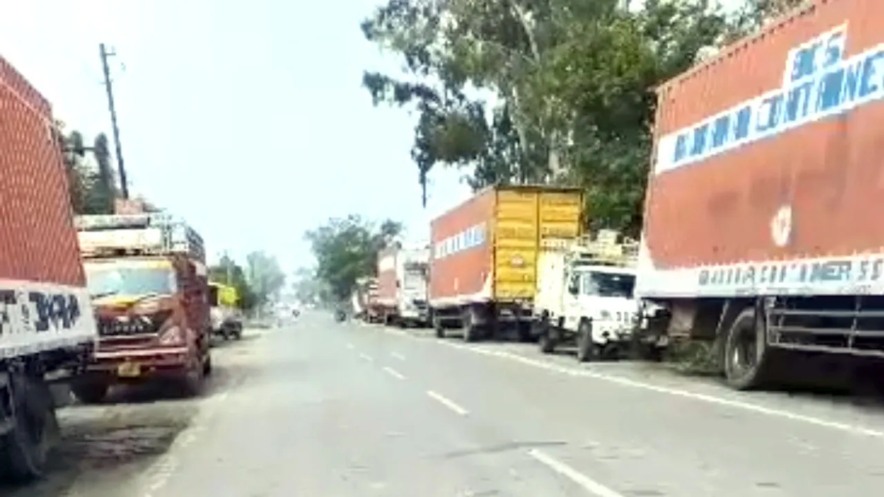 औद्योगिक क्षेत्र कण्डेला में सड़क किनारे अवैध पार्किंग से बढ़ रहे हादसे, पुलिस से शिकायत