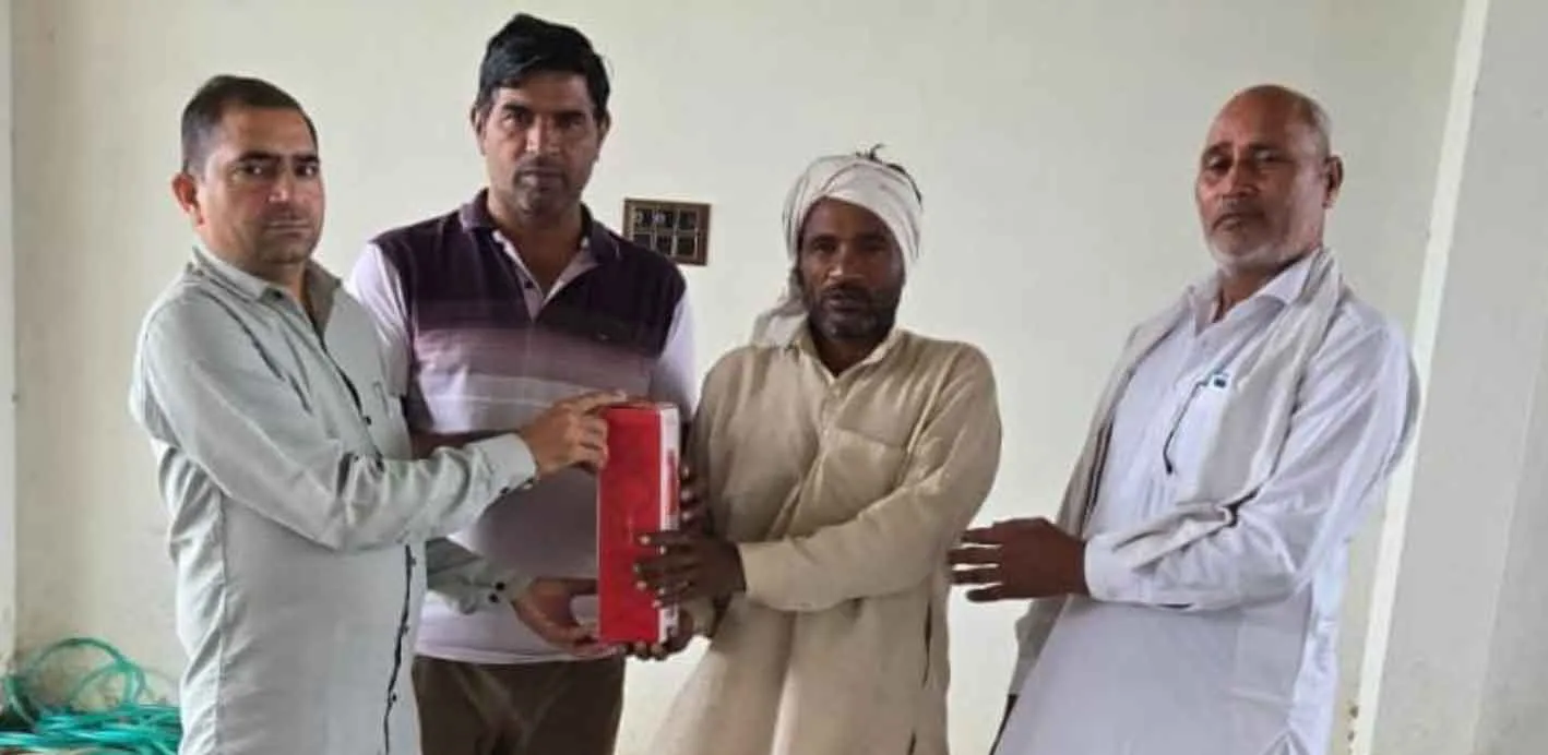 सच्ची शिक्षा लक्की ड्रा के विजेता पाठकों को भेंट किये उपहार