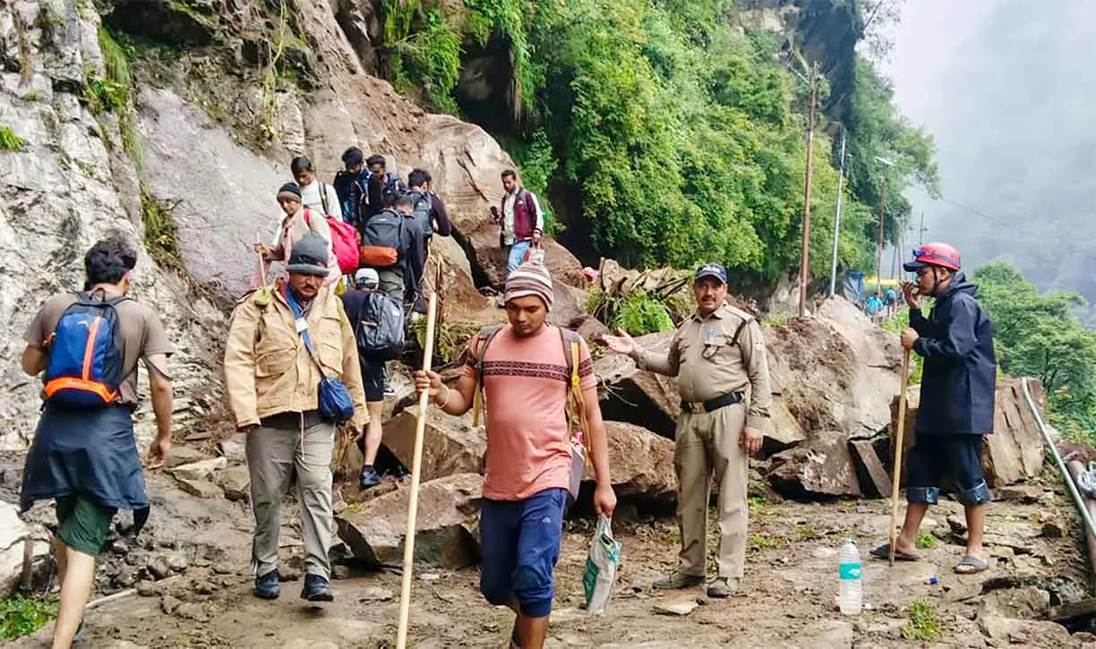 Kedarnath Latest News: केदारनाथ के रास्ते पर फंसे 1200 तीर्थयात्रियों को सुरक्षित निकाला, 5 साल के बच्चे की मौत