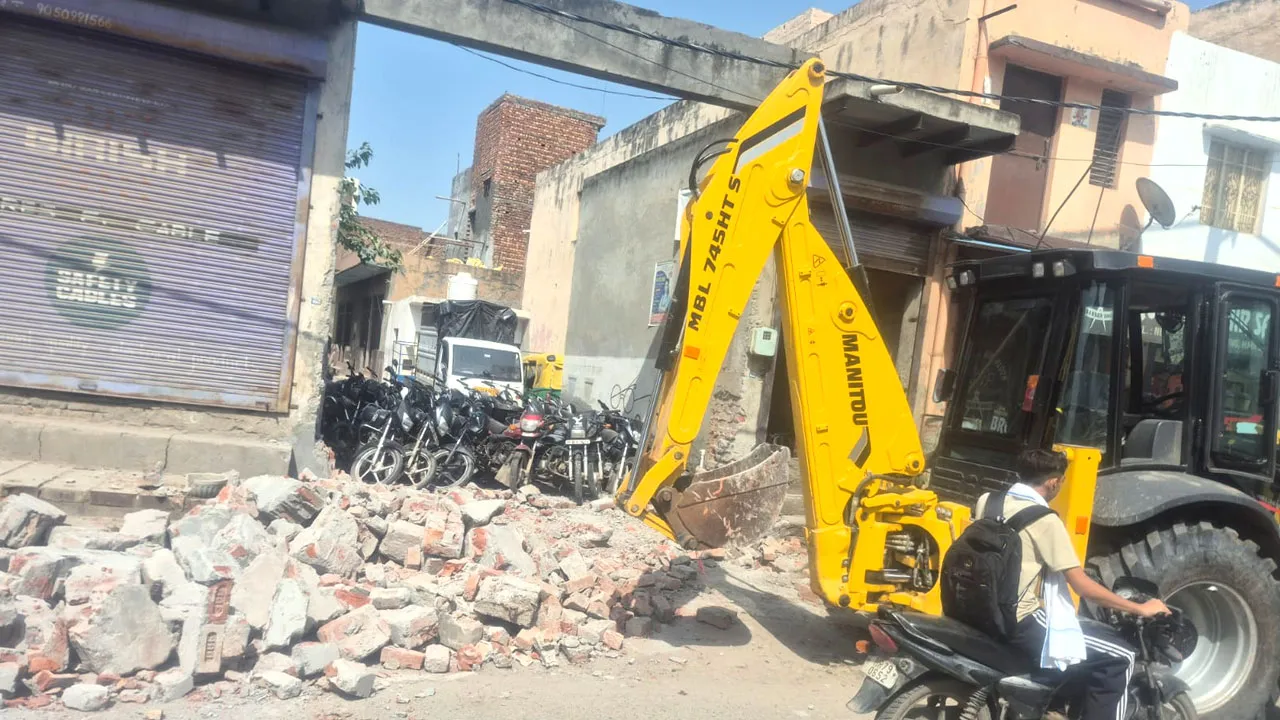 Bulldozer: पुलिस विभाग द्वारा बनाई गई दीवार को नपा ने तोड़ा