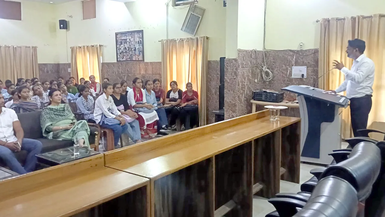 सावित्री बाई फुले राजकीय कन्या महाविद्यालय में ‘हरियाणा युवा उद्यमी यात्रा-2026’ के तहत छात्राओं को किया जागरूक