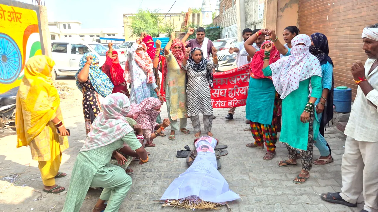 सफाई कर्मियों का धरना 26 वे दिन जारी, मंत्री बेदी का फुखा पुतला