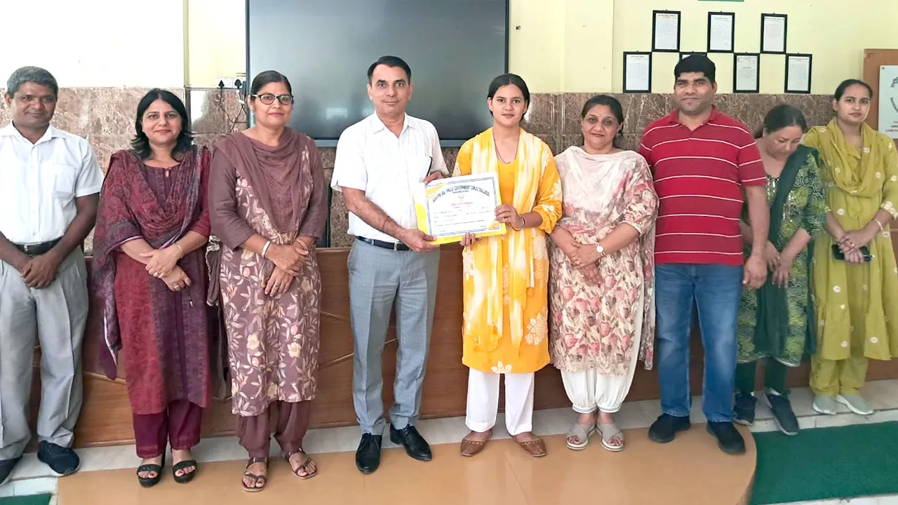 साप्ताहिक हिंदी पखवाड़ा कार्यक्रम के दौरान डायरी लेखन प्रतियोगिता में दीपा रही प्रथम
