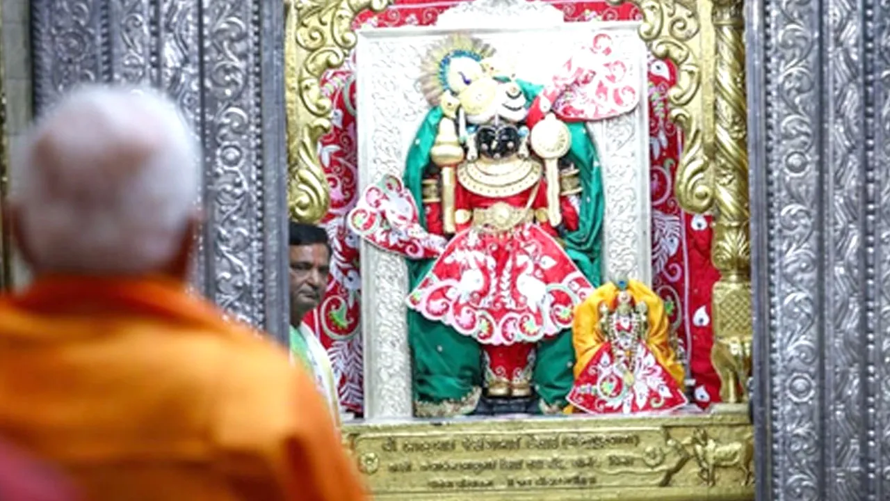 Krishna Janmashtami: पीएम मोदी ने देशवासियों को दी जन्माष्टमी की शुभकामनाएं, शेयर किया विशेष श्लोक 
