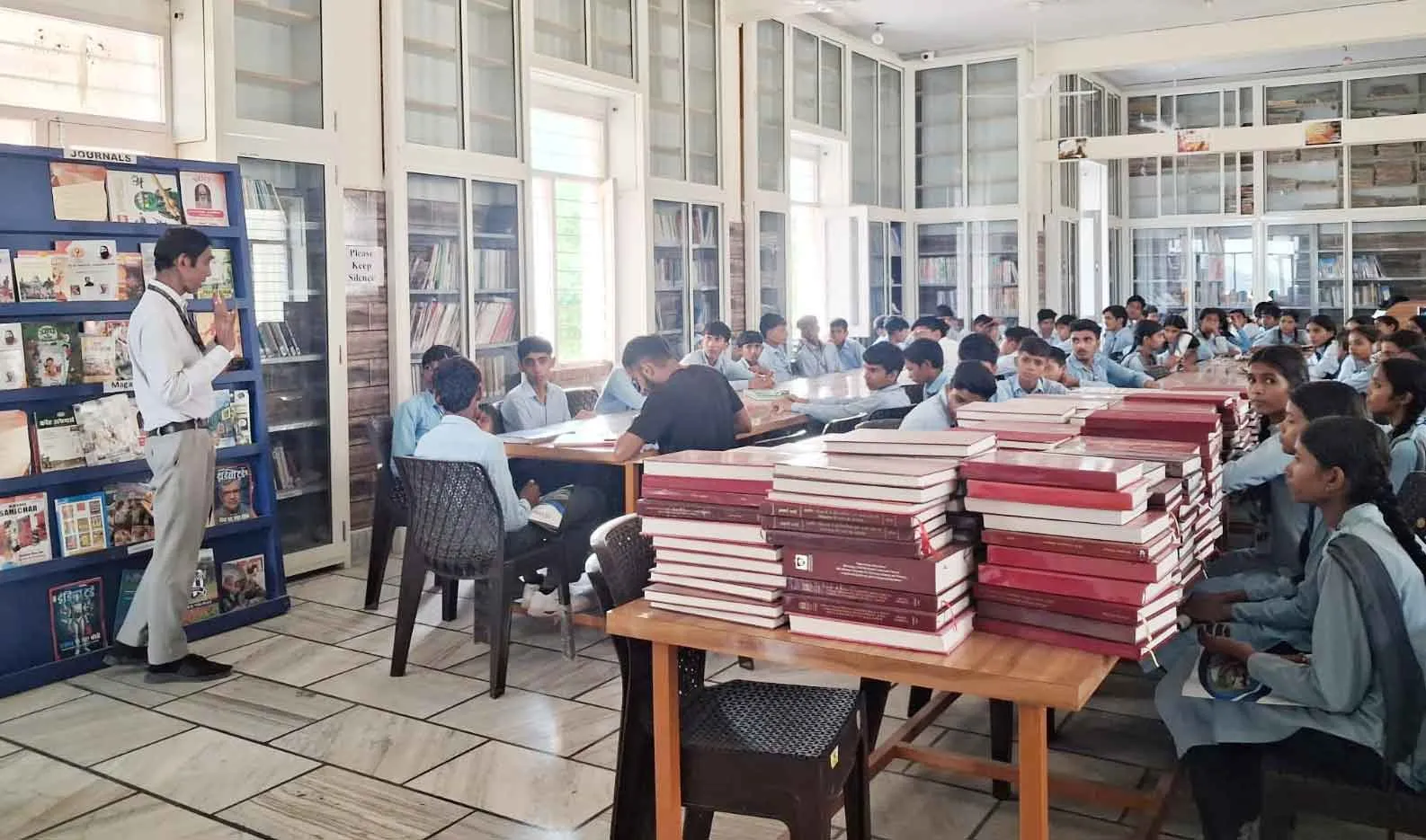 विद्यार्थियों ने समझी आधुनिक पुस्तकालय की कार्यप्रणाली 