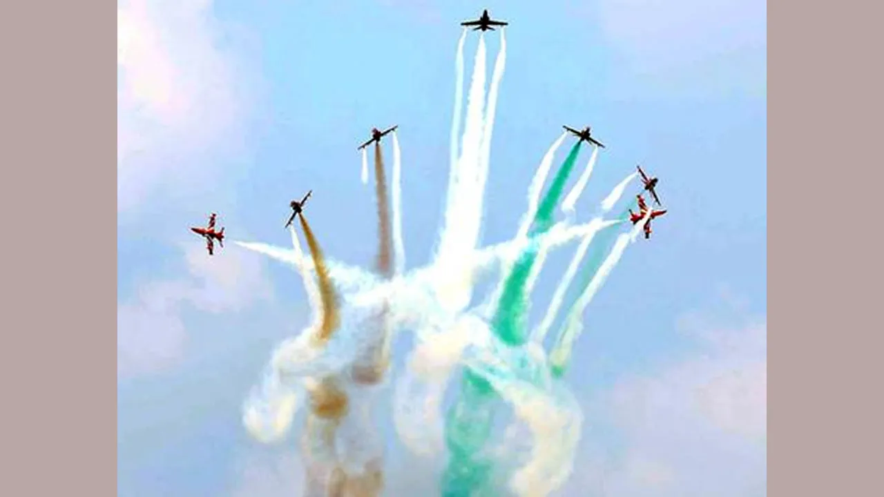 Surya Kiran Aerobatic: मेरठ में पहली बार सूर्यकिरण का एयर शो, आसमान में दिखा तिरंगे का रंग
