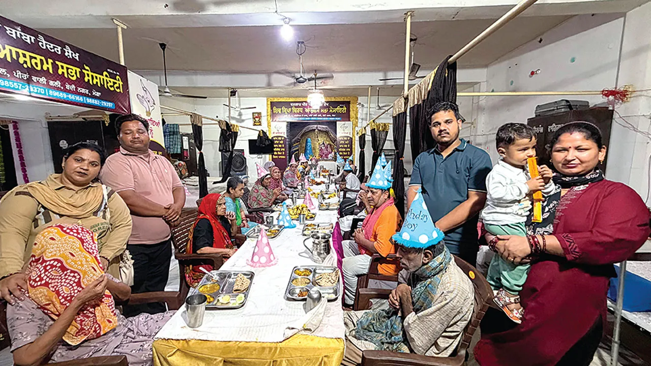 वृद्धाश्रम में बुजुर्गों व मानसिक रूप से विक्षिप्त लोगों के साथ मनाया जन्मदिन 