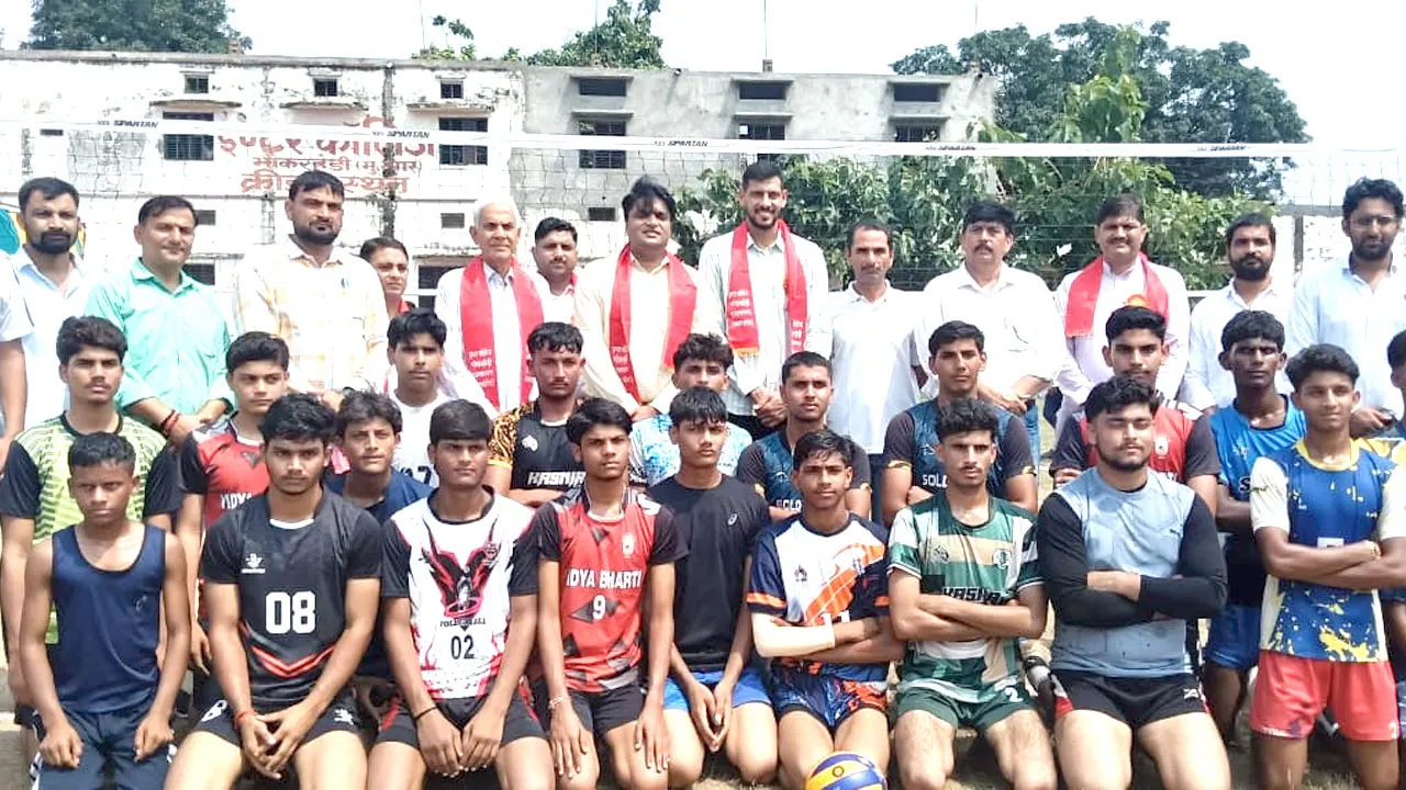 राष्ट्रीय टीम के कप्तान व जिला विद्यालय निरीक्षक ने किया वॉलीबॉल खिलाड़ियों का उत्साहवर्धन
