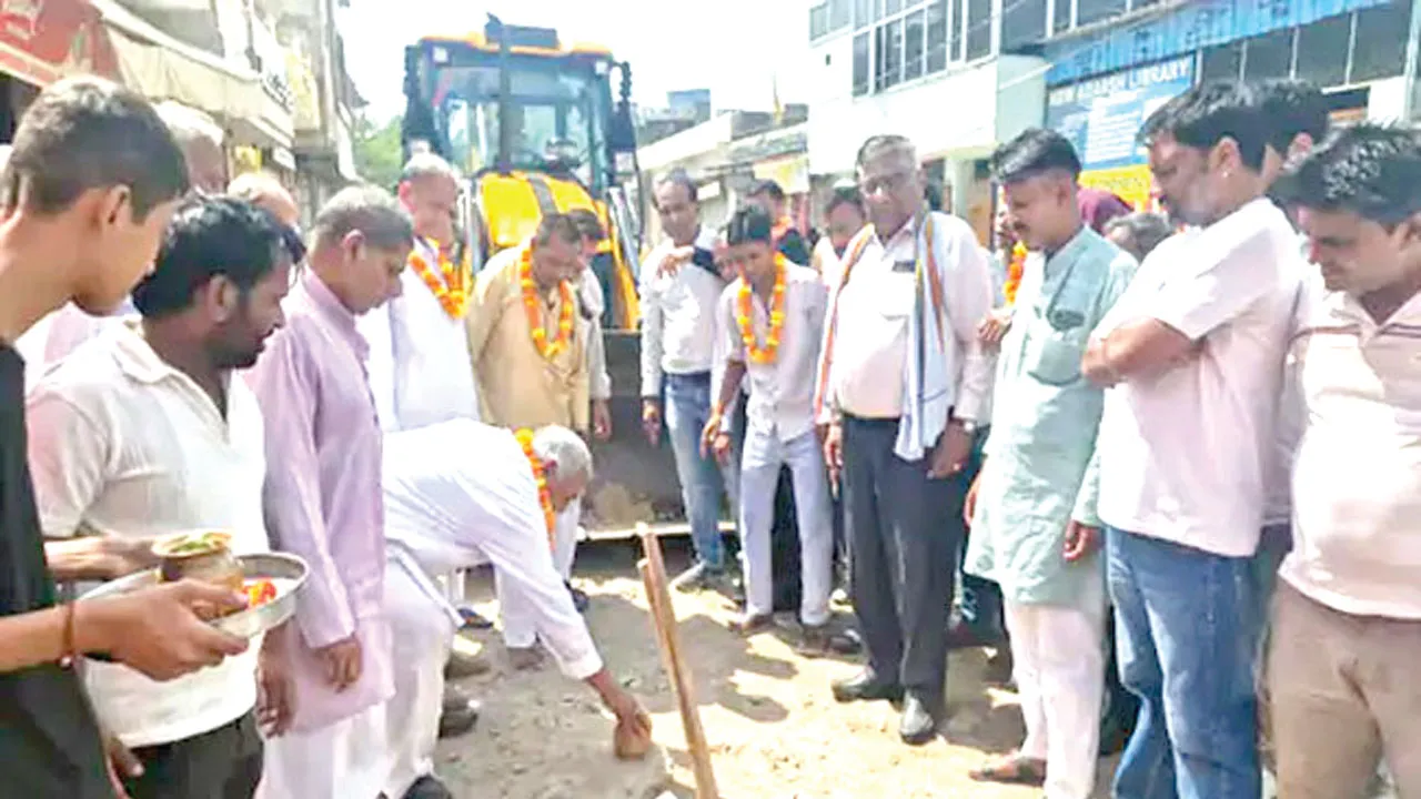 विधायक नहीं पहुंचे तो लोगों ने खुद कर दिया सड़क का शुभारंभ