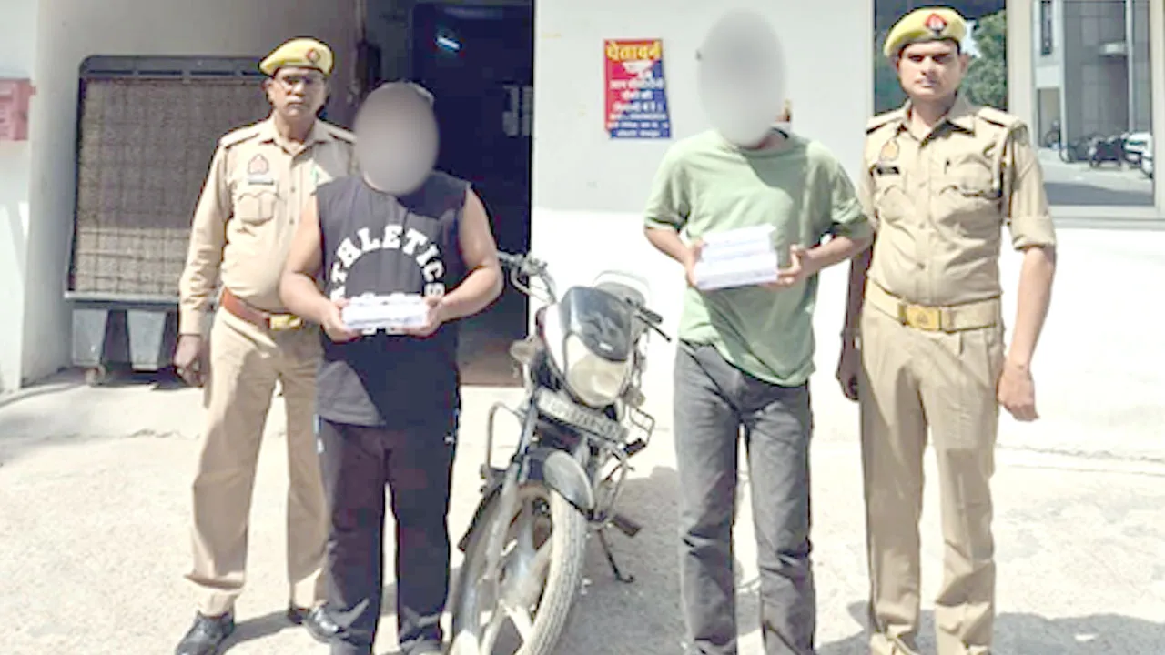 चेन स्नैचिंग और वाहन चोरी के मामले में दो गिरफ्तार, पुलिस ने बाइक समेत कई सामान किए बरामद