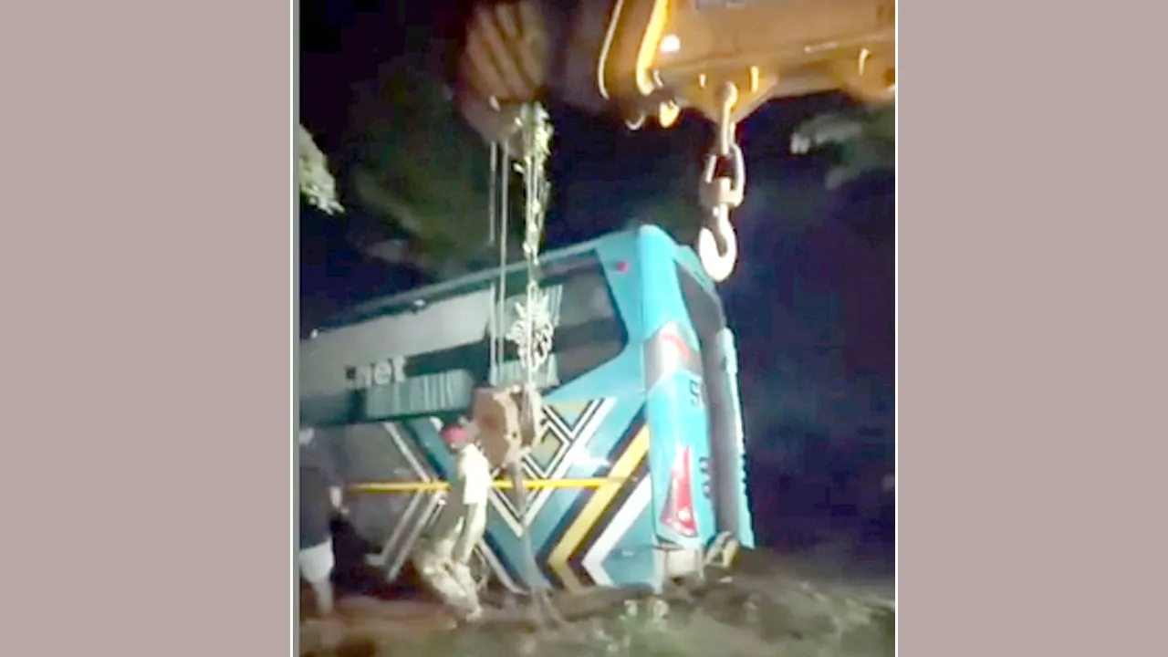 Bus Accident: अनियंत्रित होकर खेतों में पलटी बस, बस में 37 यात्री सवार