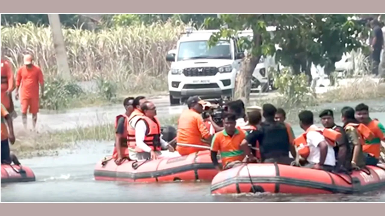 Bihar Flood: शिवराज सिंह चौहान ने बाढ़ प्रभावित इलाकों का दौरा किया