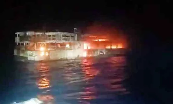 Philippines Ferry Fire: पर्यटकों से भरी फेरी में भीषण आग, 5 की मौत; 86 लोग लापता
