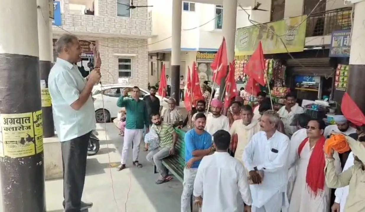 Roadways Protest: रोडवेज कर्मचारियों ने बस स्टैंड में किया प्रदर्शन