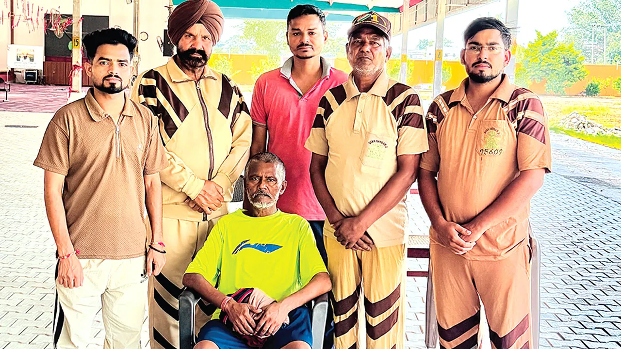 डेरा श्रद्धालुओं ने मानसिक रूप से विक्षिप्त बुजुर्ग व्यक्ति की देखभाल कर परिजनों तक पहुंचाया