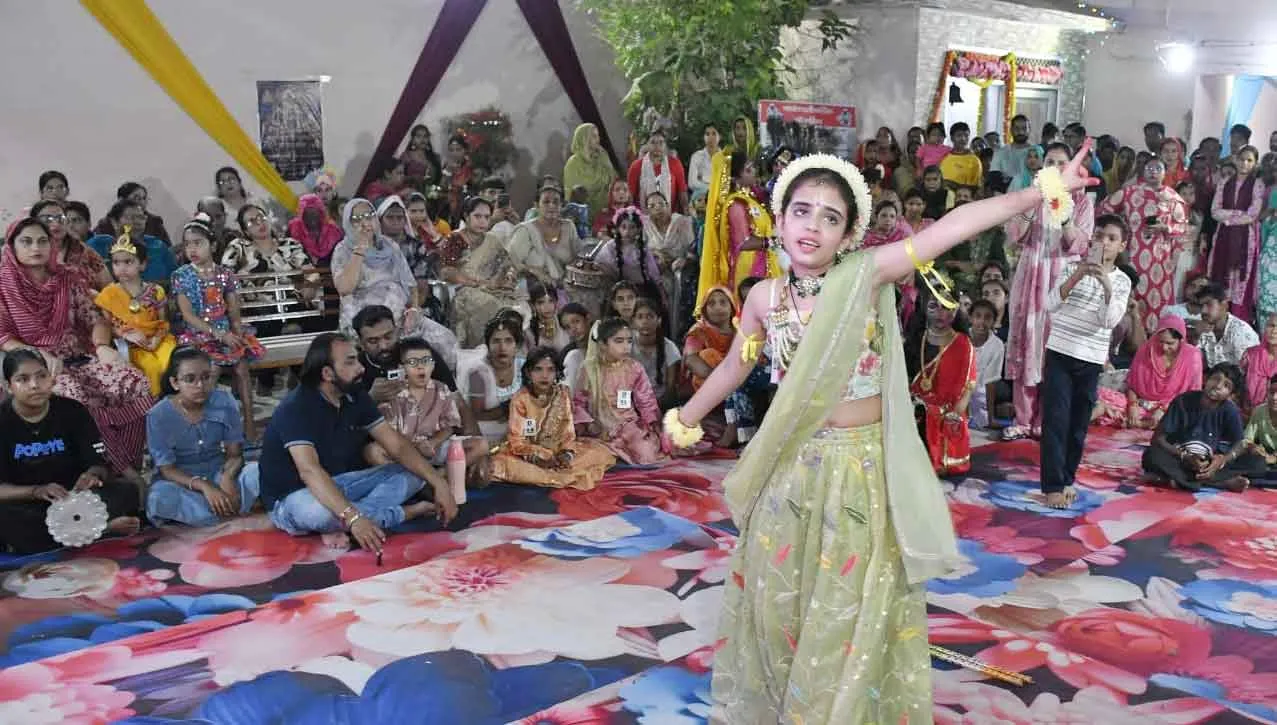 Shri Krishna Janmashtami: मध्यरात्रि में श्रीकृष्ण जन्म पर गूंजे जयकारे 