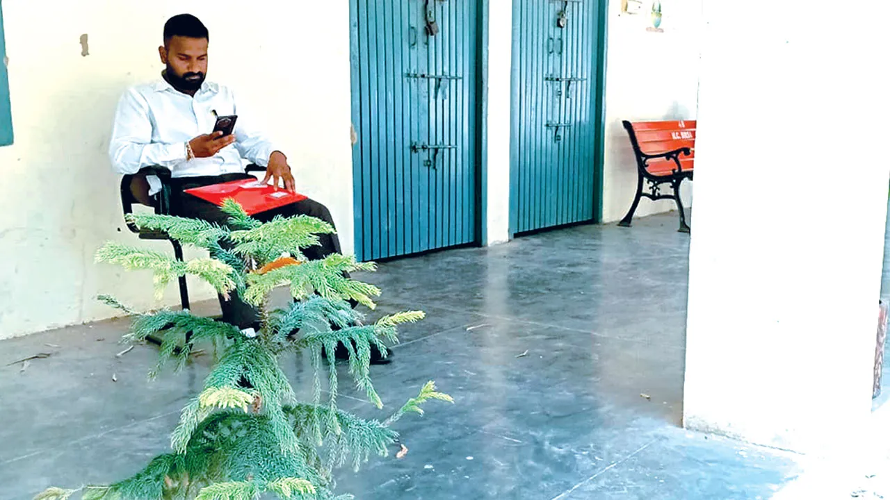 Sanitation Workers News मारपीट के आरोपी सफाई कर्मचारी को नगर परिषद ने किया निलंबित, 182 कर्मचारियों को नोटिस