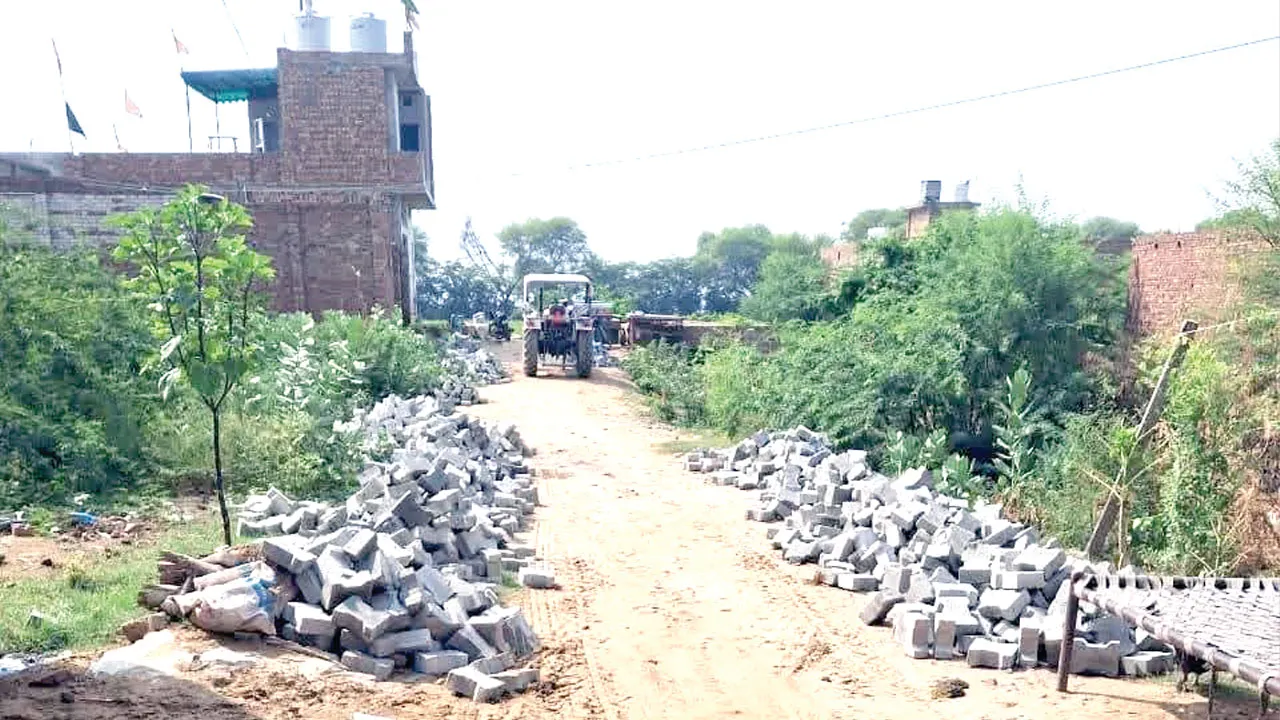 सरसा में जांच से पहले कच्ची गलियों में बिछा दीं टाइलें