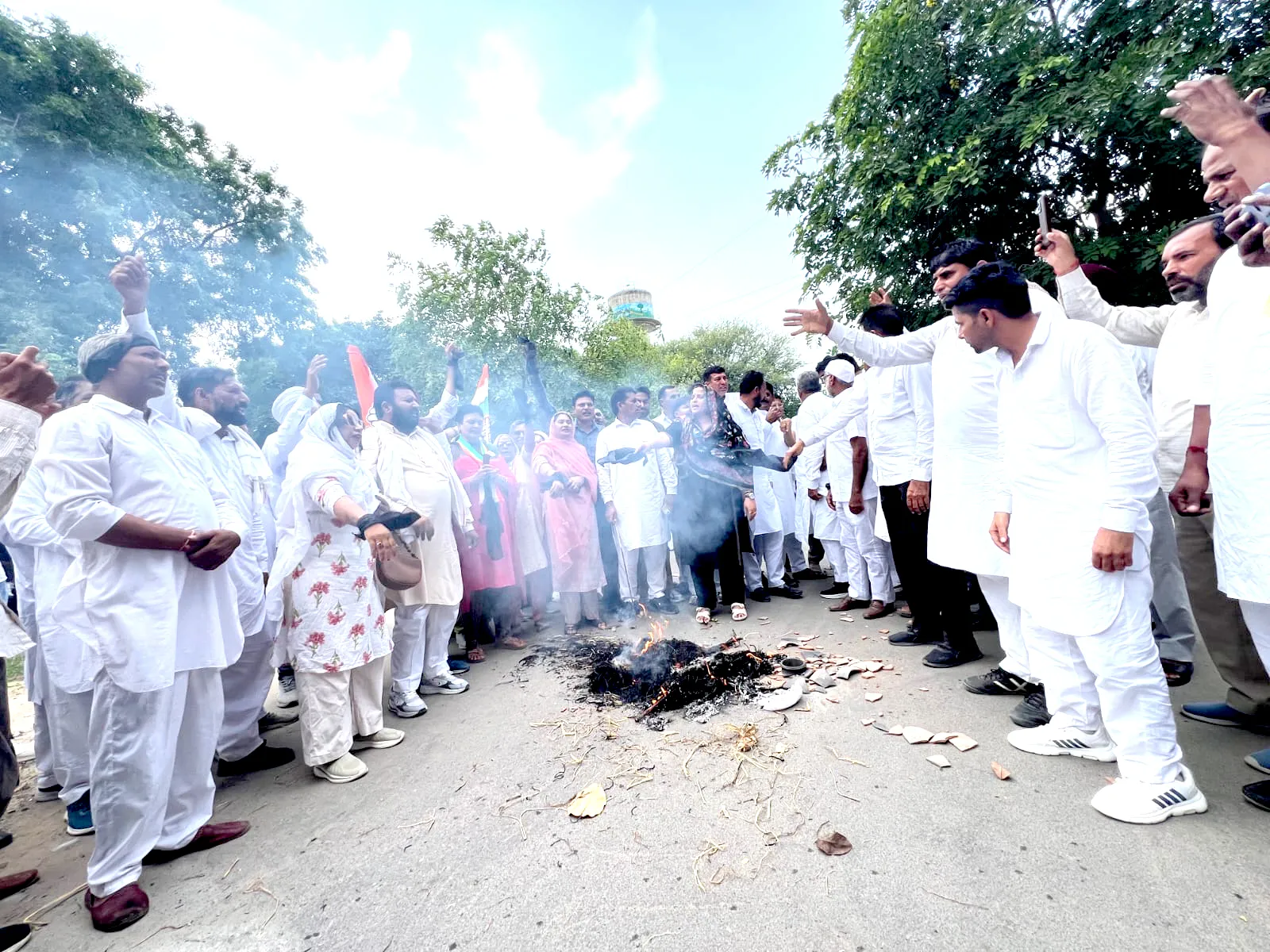 Congress Protests: वोट चोरी पर कांग्रेस का हंगामा, लघुसचिवालय पर जोरदार प्रदर्शन, सीईसी का पुतला फूंका