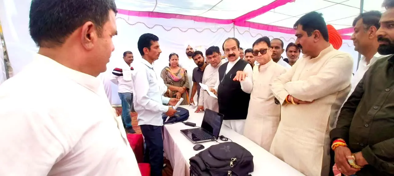 Seva Sankalp Campaign: सिरसा व डबवाली में सरकारी योजनाओं का लाभ दिलाने के लिए शिविर में पात्र परिवारों को दी जानकारी