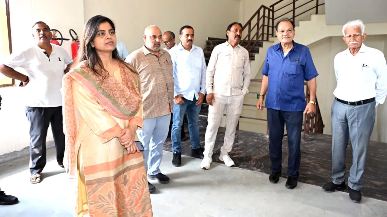 उपायुक्त नेहा सिंह ने किया ईवीएम वेयरहाउस का निरीक्षण