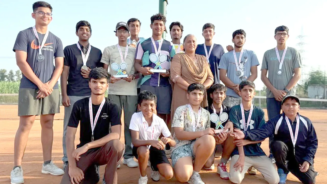 स्टेट लॉन टेनिस चैम्पियनशिप में लिटल एंजल्स स्कूल के खिलाड़ियों ने जीते 8 पदक