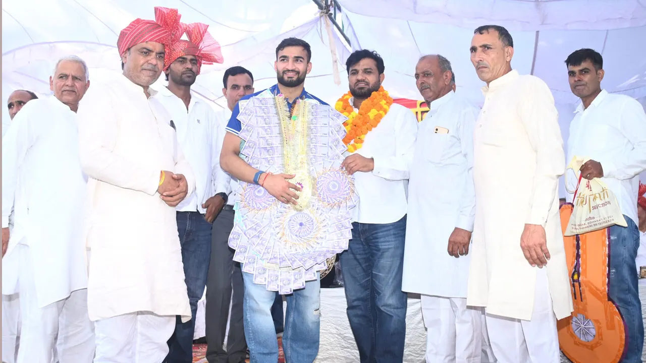 गोल्ड मेडल विजेता आशु का गांव खानपुर पहुंचने पर  स्वागत