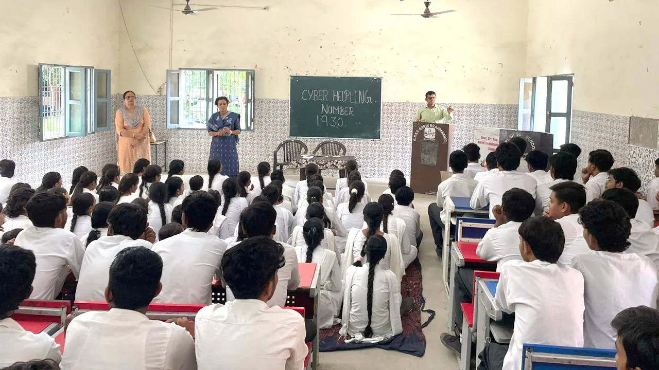 गढ़ी ब्राह्मणान में विद्यार्थियों को साइबर अपराध के प्रति किया जागरूक