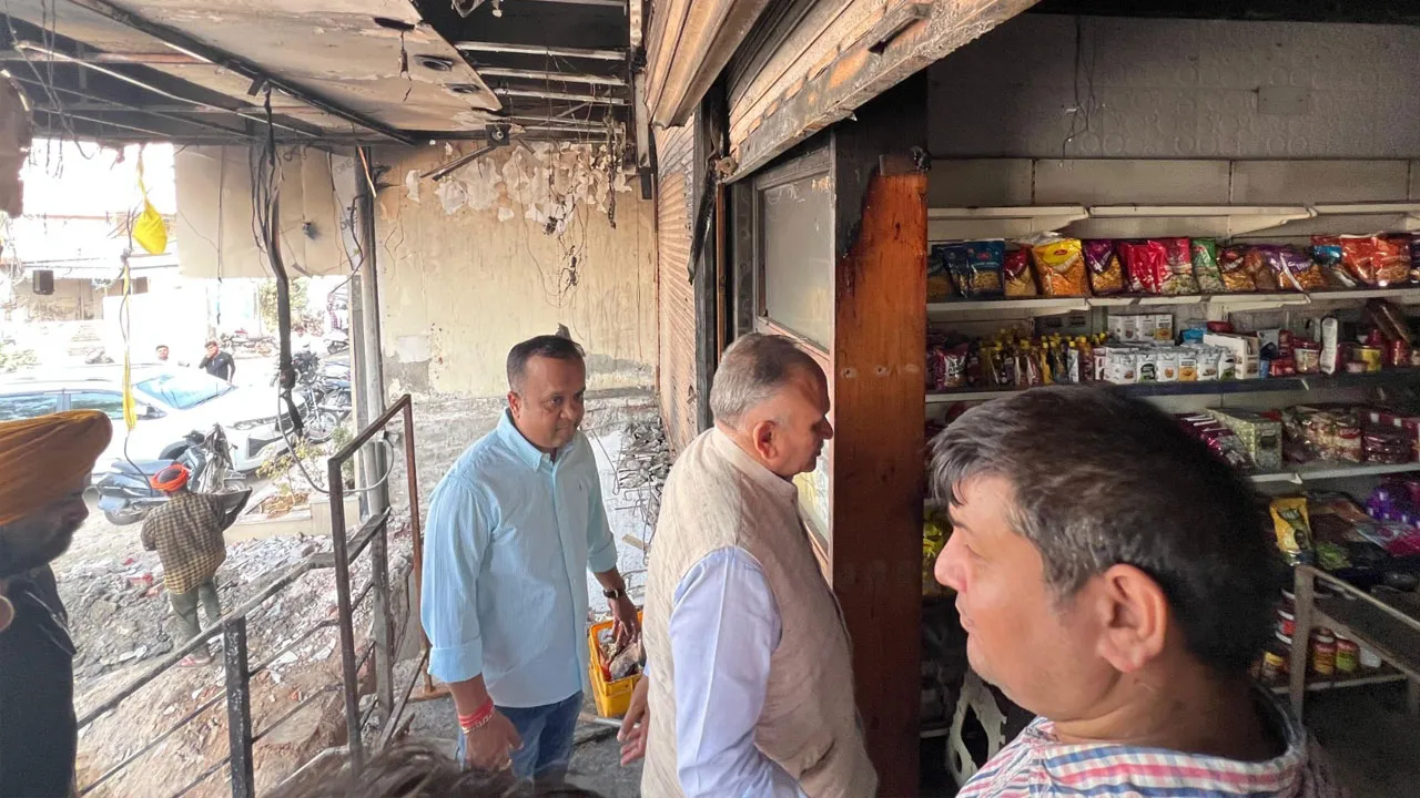 Fire: महावीर डेयरी की दुकान में लगी भीषण आग, सामान जलकर राख