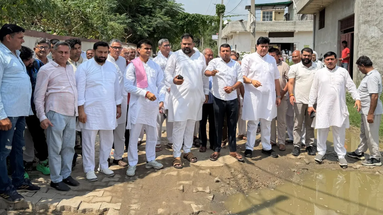 भाजपा का ‘डबल इंजन’ विकास में हुआ फेल, खस्ताहाल सड़क को लेकर कांग्रेस का प्रदर्शन