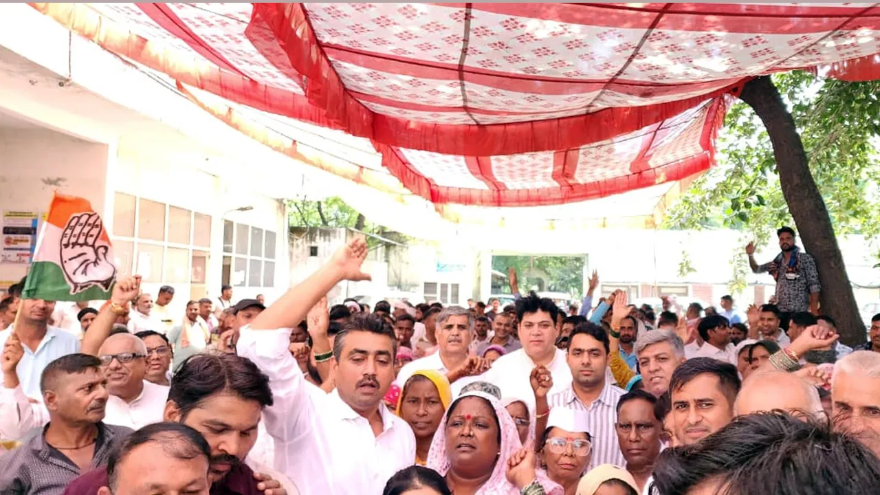 26 दिन से हड़ताल पर बैठे सफाई कर्मचारियों के समर्थन में नगर निगम पहुंची कांग्रेस