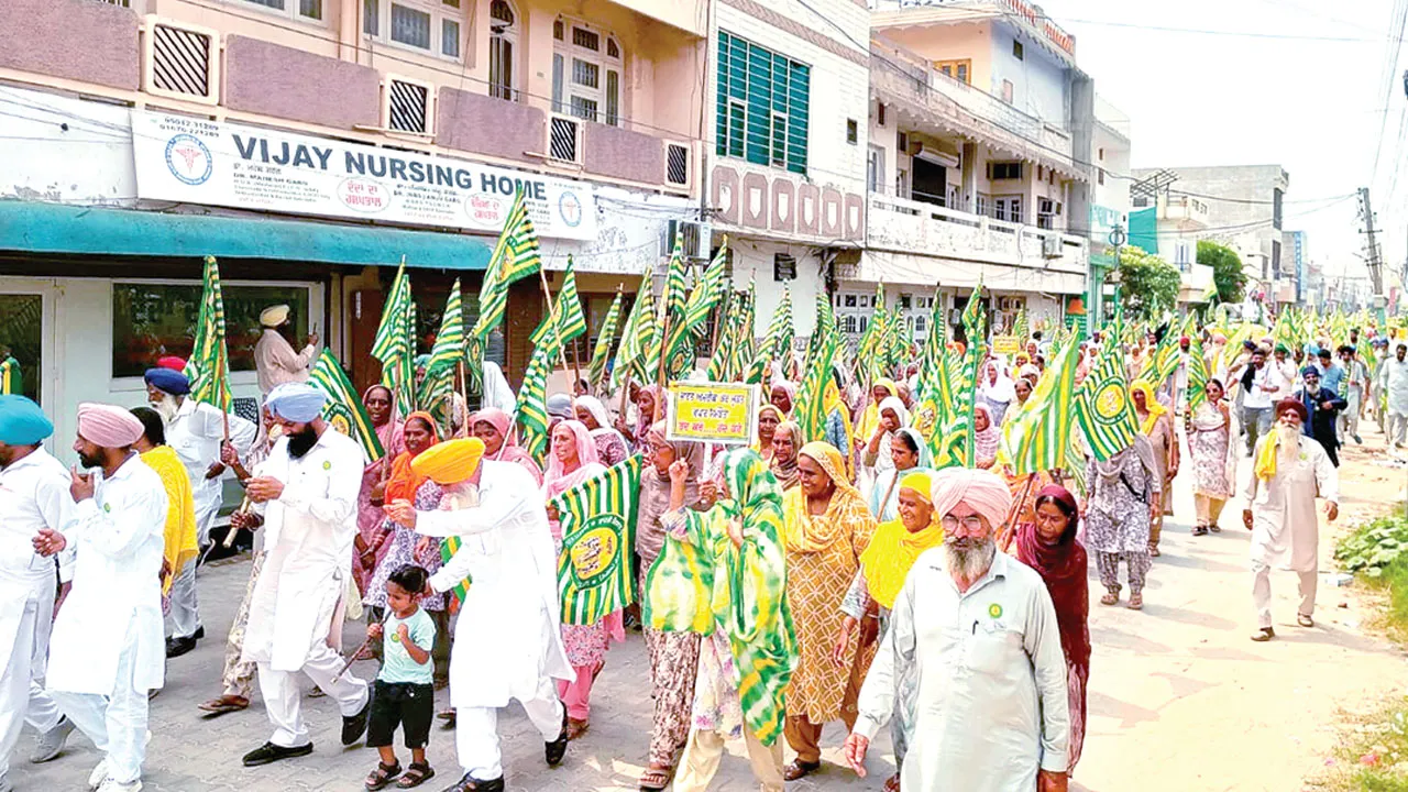 Farmers News: किसानों का मोर्चा जारी, शहर में निकाला रोष मार्च