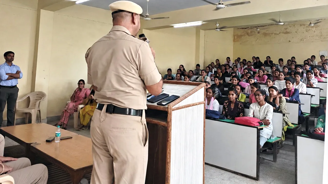 छात्राओं को साइबर अपराधों से बचाव के प्रति किया जागरूक