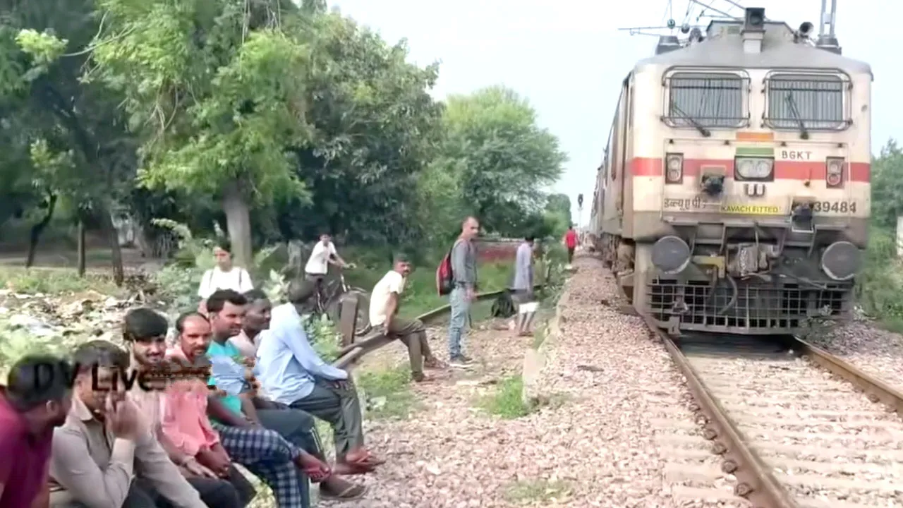 Indian Railways: गाय से टकराने के बाद उदयपुर सिटी ट्रेन का इंजन फेल