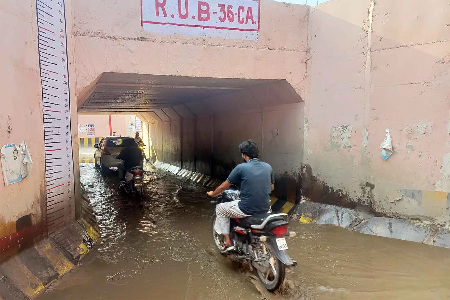 Hanumangarh Waterlogging: बिन बारिश 100 फुटी रोड अंडरब्रिज में रोज भर रहा पानी, राहगीर परेशान 