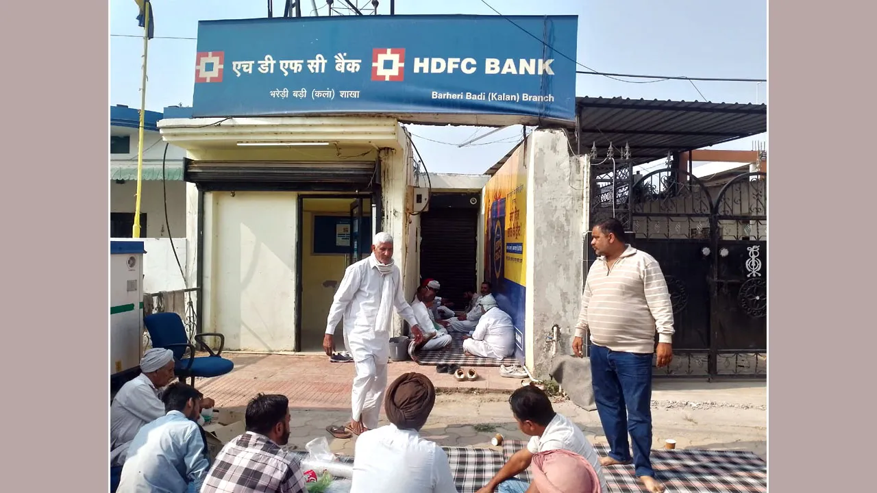 Farmers Protest: भरेड़ी में एचडीएफसी बैंक के आगे धरने पर बैठे किसान