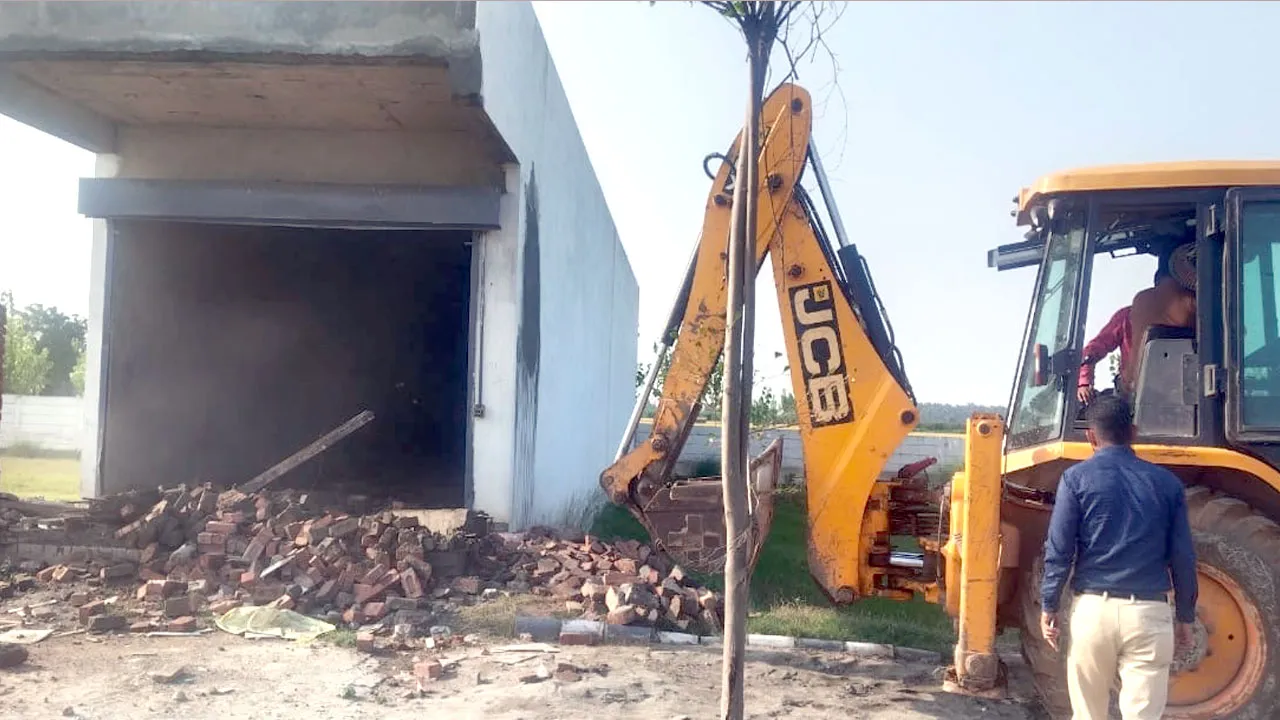 Bulldozer Action: दो अवैध कॉलोनियों पर चला बुलडोजर, दुकान और पेट्रोल पंप सील