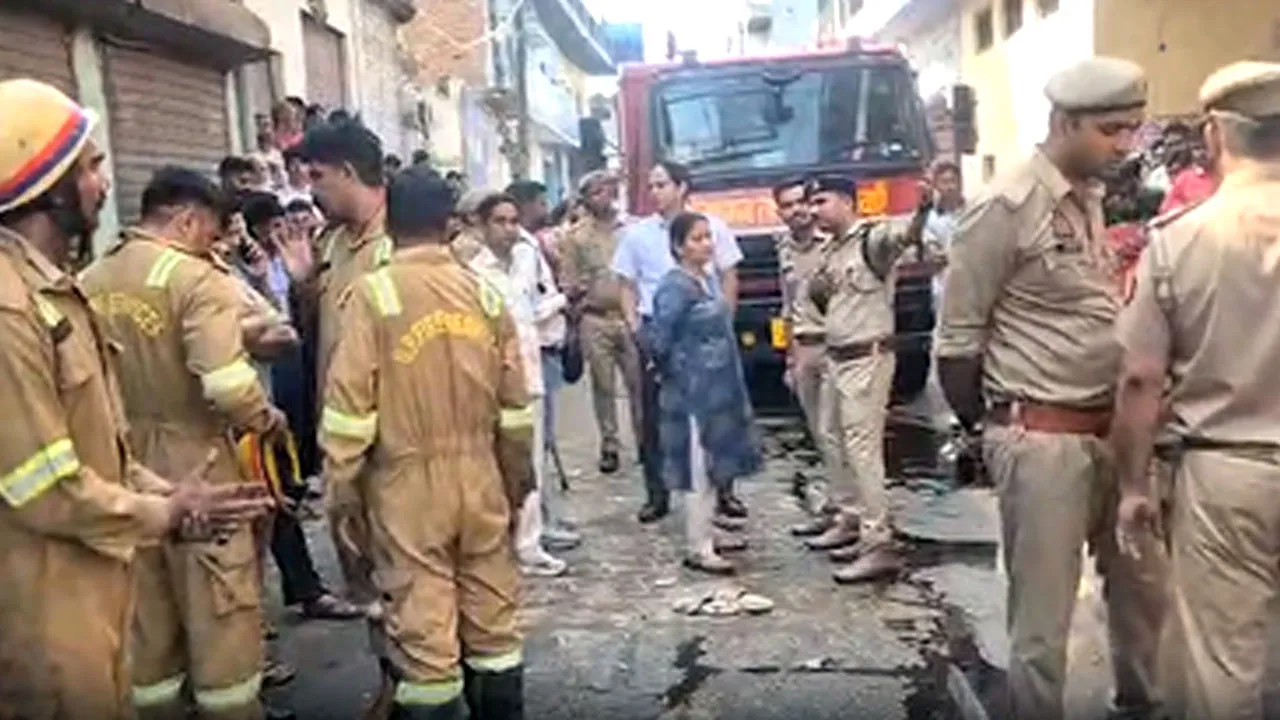 Baghpat Fire News: बागपत में दुकान-मकान में भीषण आग, महिला और बेटी की मौत; दो झुलसे