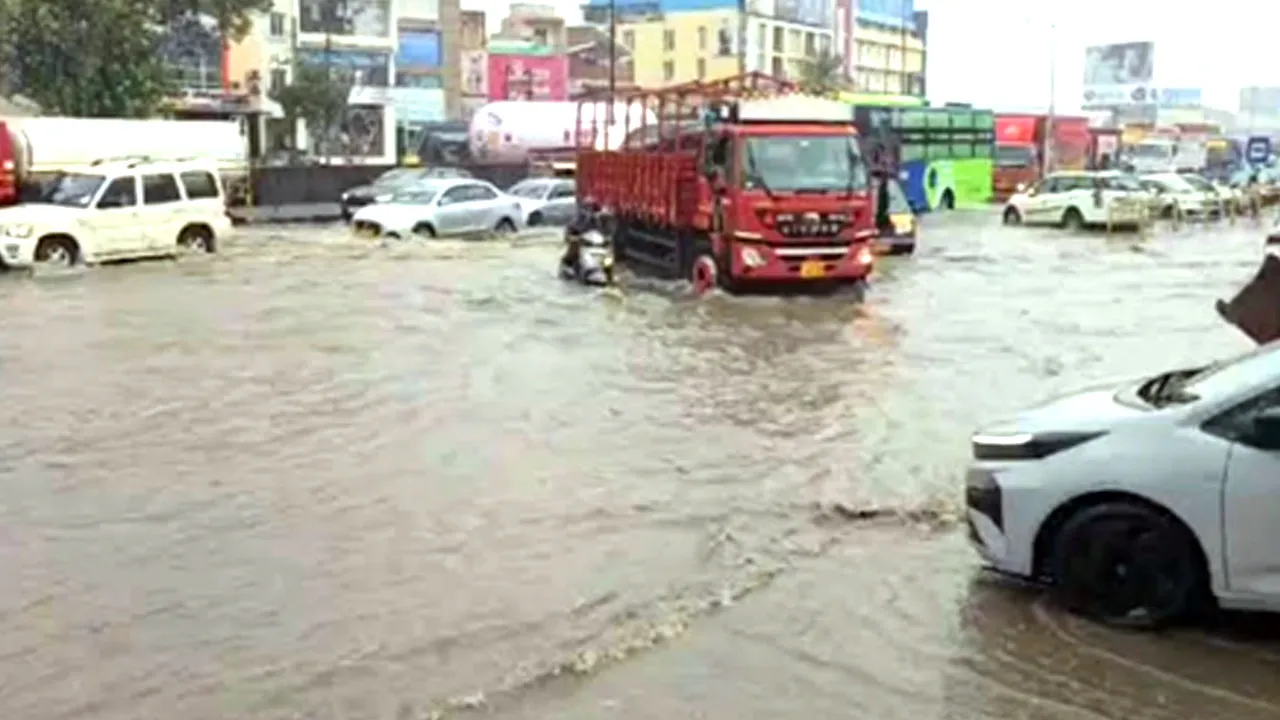 Bengaluru Heavy Rain: बेंगलुरु में भारी बारिश से जलभराव और कचरे की समस्या, जनजीवन प्रभावित