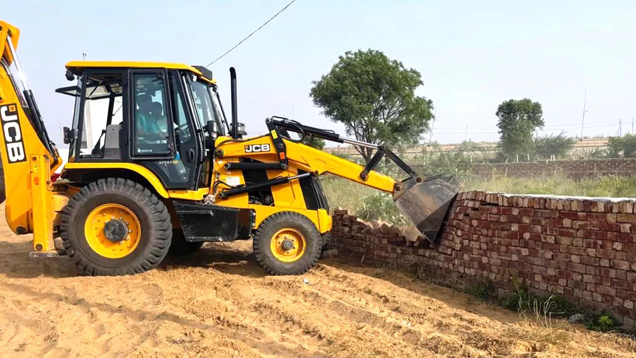 Bulldozer Action: चार एकड़ में अवैध निर्माणों पर चला पीला पंजा