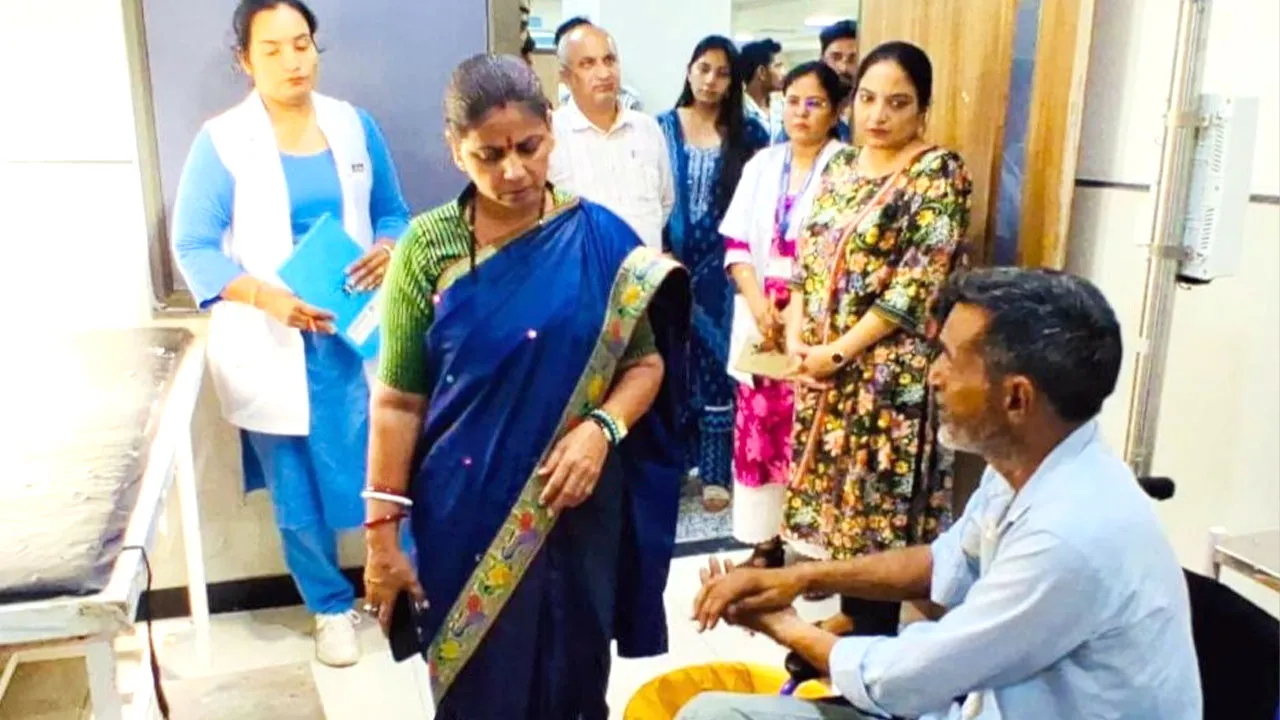 महिला आयोग की उपाध्यक्ष मीना परमार ने मेडिकल कॉलेज का किया औचक निरीक्षण
